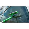 Fenster mit Teleskop-Fensterwischer reinigen