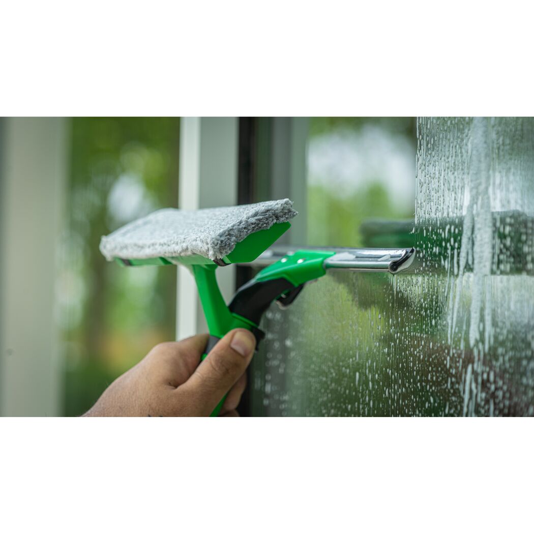 Fenster mit Fensterabzieher reinigen