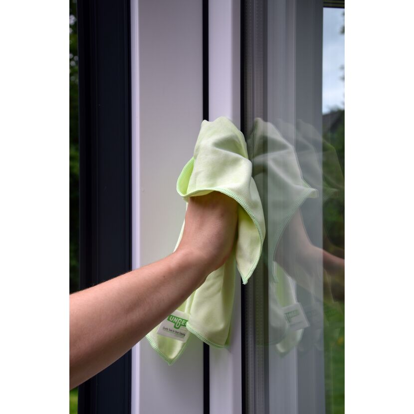 Fensterreinigung mit Mikrofasertuch