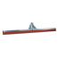 Roter Bodenwischer mit Metallstiel