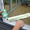 Fenster putzen mit Fensterabzieher