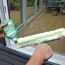 Fenster putzen mit Fensterabzieher