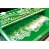 Fensterwischer in grüner Schale mit Schaum