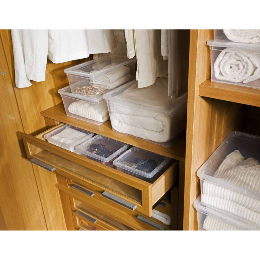 Kleiderschrank mit durchsichtigen Boxen