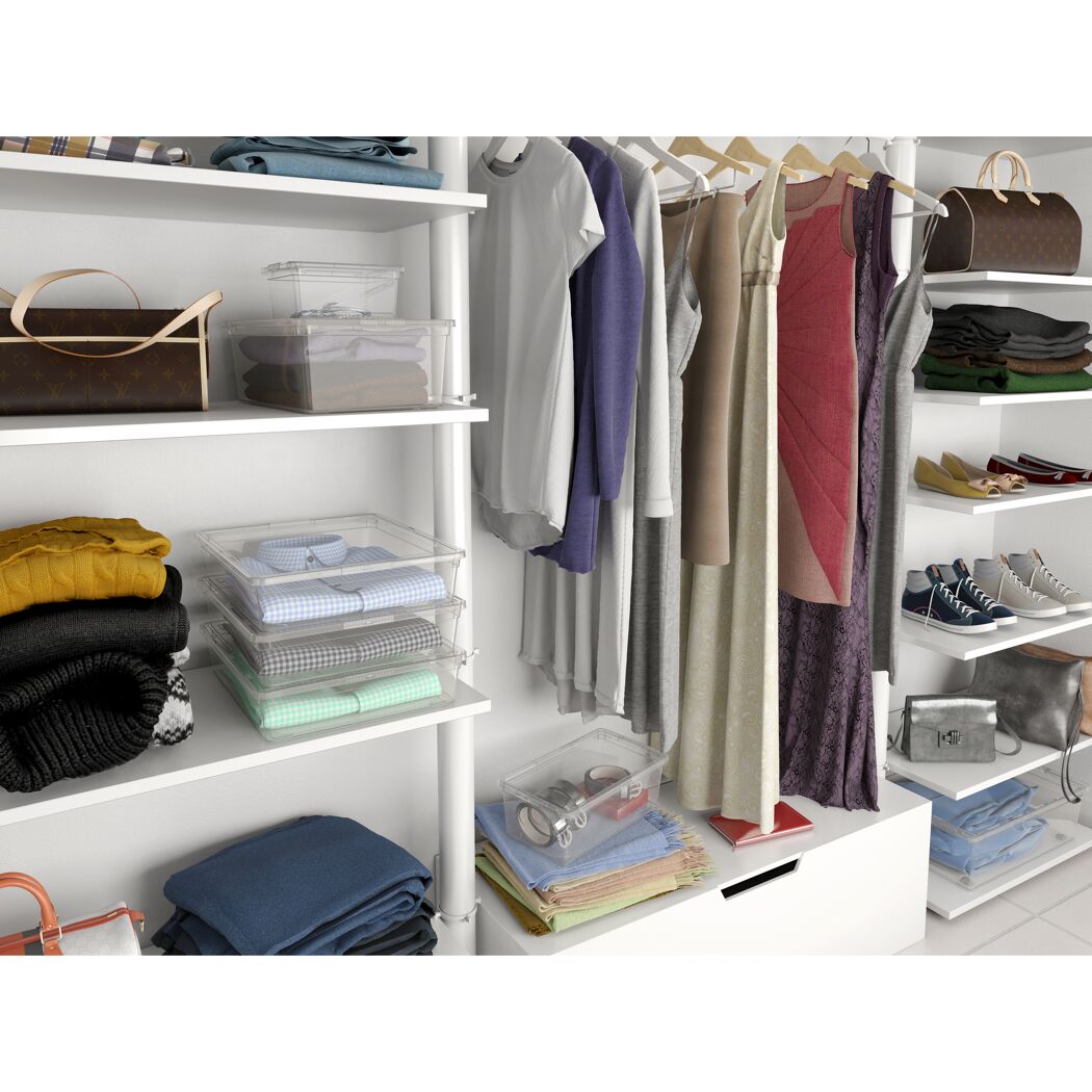 Kleiderschrank mit Kleidung, Schuhen und Accessoires.