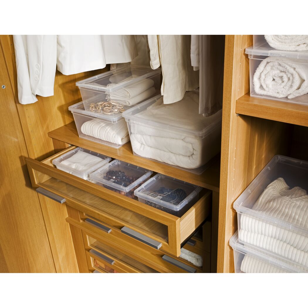 Kleiderschrank mit durchsichtigen Boxen