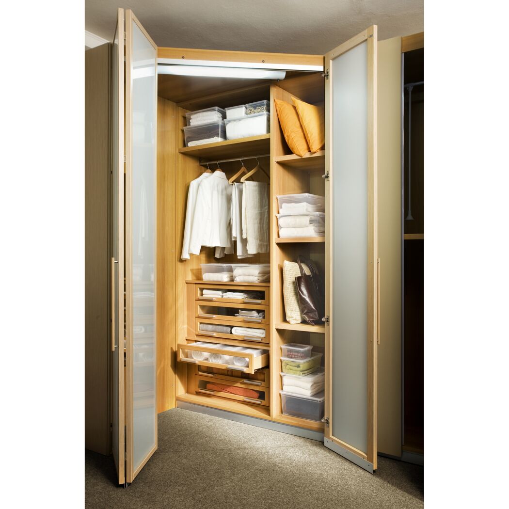 Kleiderschrank mit geöffneten Türen und Kleidung