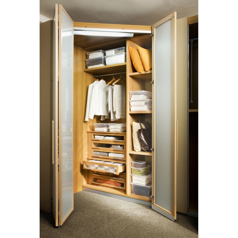 Kleiderschrank mit Kleiderbügeln, Kleidung, Handtasche, Boxen und Kissen