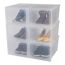Sechs transparente Schuhboxen mit verschiedenen Schuhen.
