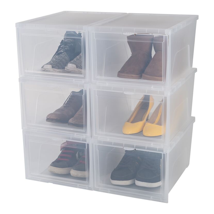 Sechs transparente Schuhboxen mit verschiedenen Schuhen.