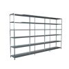 Leeres Metallregal mit sechs Ebenen