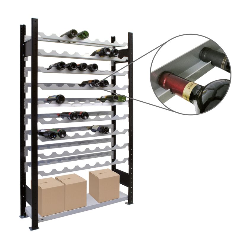 Weinregal mit Weinflaschen und Kartons