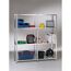 Metallregal mit Werkzeug und Materialien