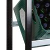 Grüne Getränkekiste im schwarzen Metallregal