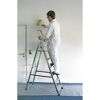 Person streicht Wand mit Farbrolle auf Alu-Leiter