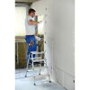 Person verlegt Kabel in der Wand.