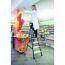 Person auf Alu-Leiter in Apotheke