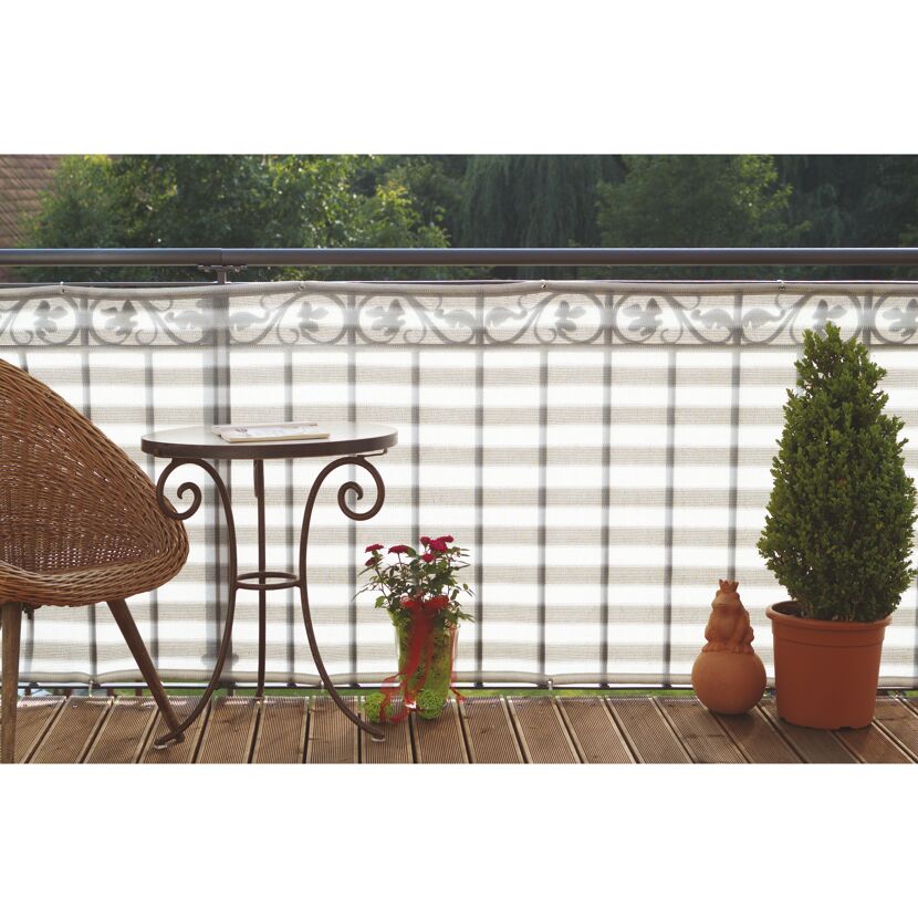 Balkon mit Sichtschutz, Tisch, Stuhl und Pflanzen