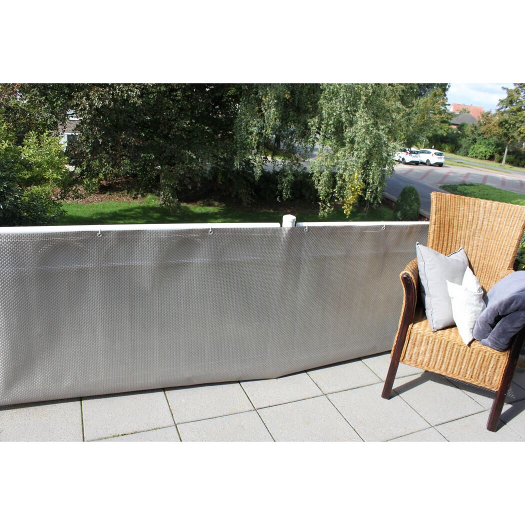 Balkon mit Sichtschutz und Korbstuhl
