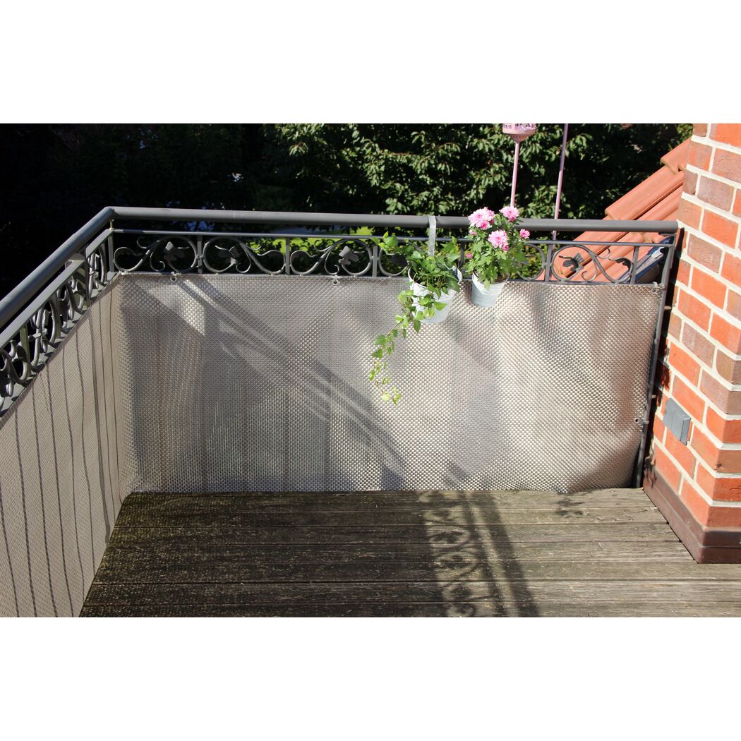 Balkon mit Sichtschutz und Blumenkästen