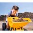 Kind mit Spielzeug-Kipplaster im Sand