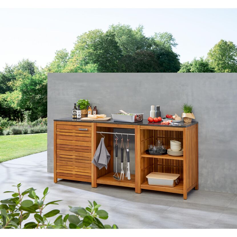Outdoorküche Dallas mit Grillzubehör.
