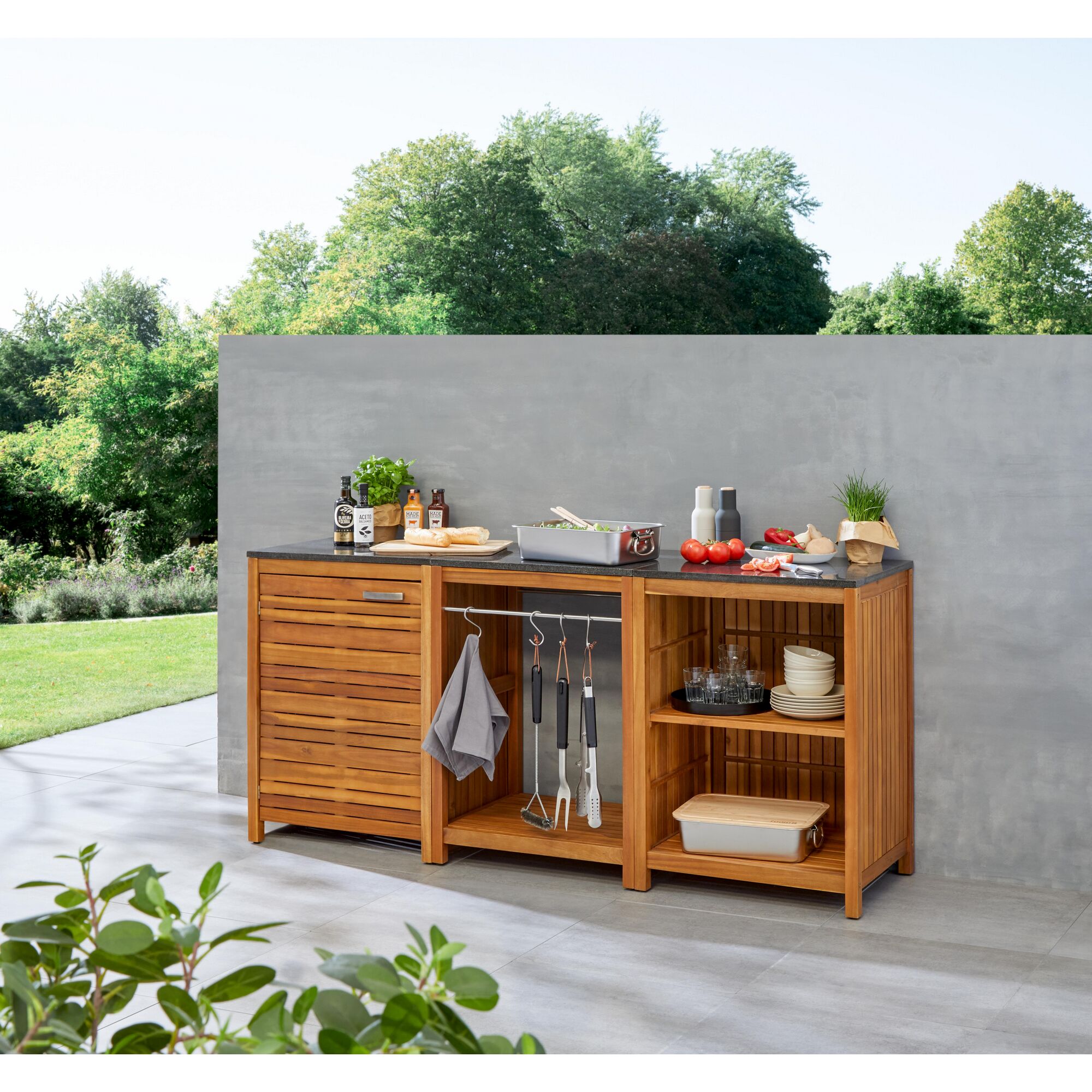 Outdoorküche Dallas mit Grillzubehör.