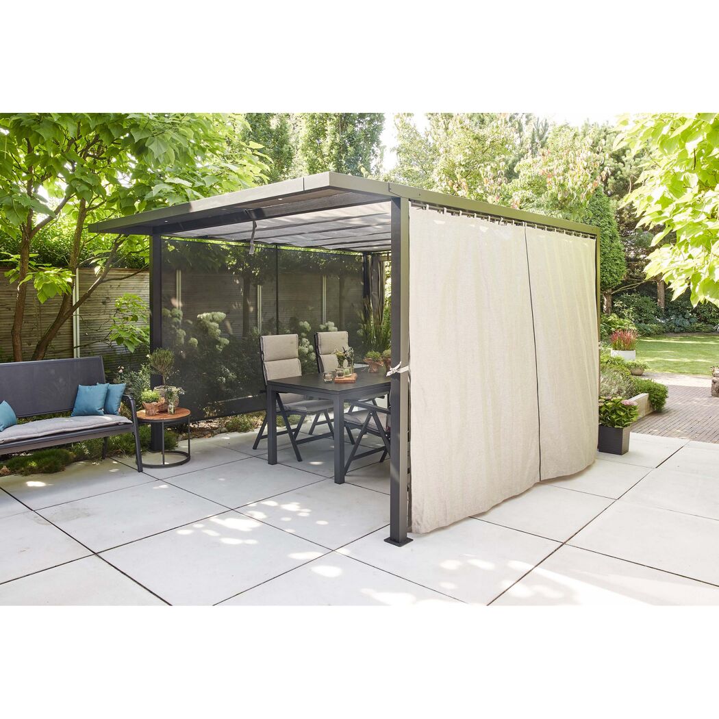 Pergola mit Vorhängen und Gartenmöbeln.