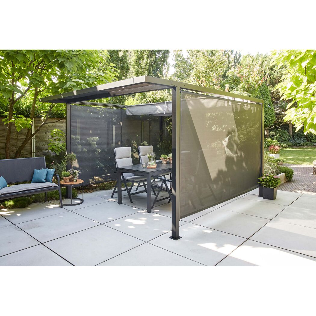 Schwarze Pergola mit Sonnenschutz im Garten