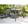 Schwarze Pergola mit Esstisch und Stühlen auf Terrasse.