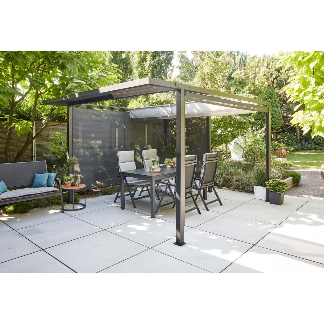 Schwarze Pergola mit Esstisch und Stühlen auf Terrasse.