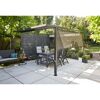 Pergola mit Seitenrollo und Gartenmöbeln
