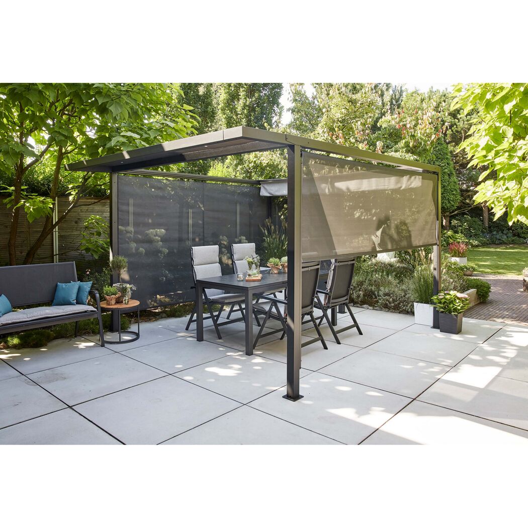 Pergola mit Seitenrollo und Gartenmöbeln