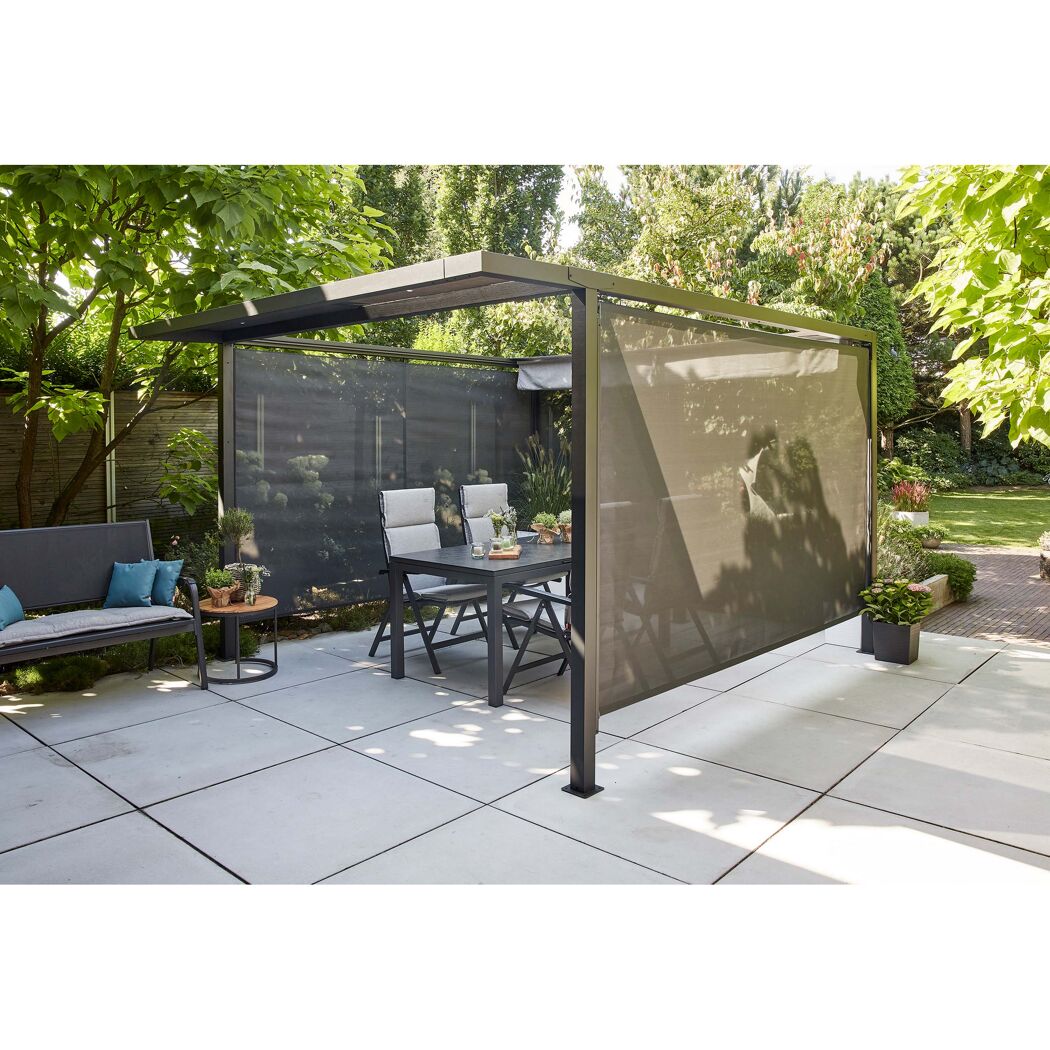 Schwarze Pergola mit Sonnenschutz im Garten