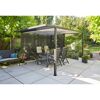 Schwarze Pergola mit Esstisch und Stühlen