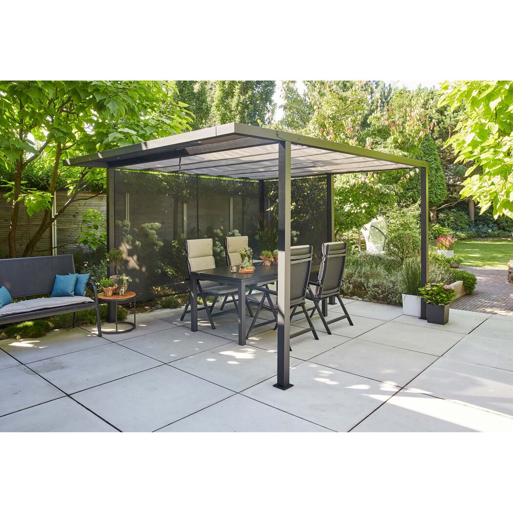 Schwarze Pergola mit Esstisch und Stühlen