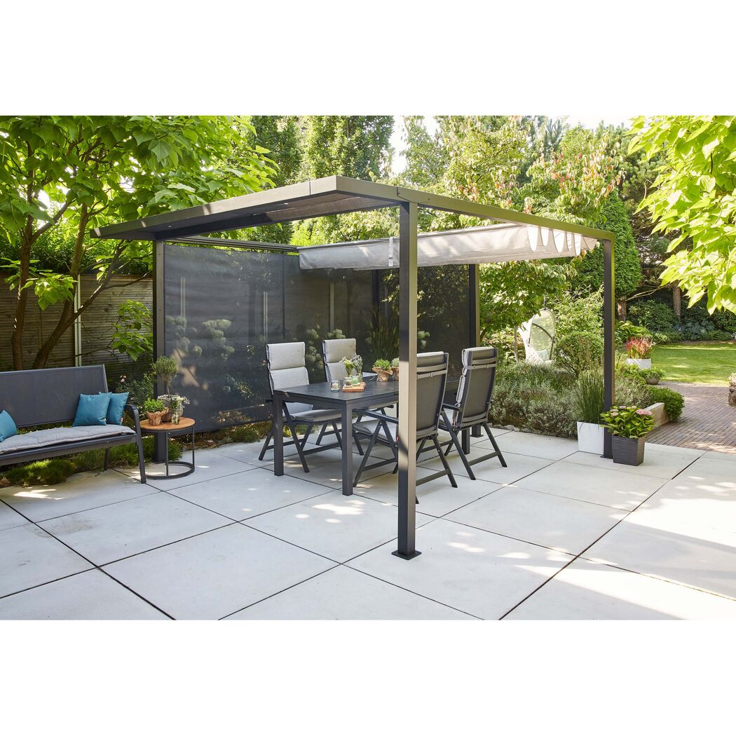 Schwarze Pergola mit Esstisch und Stühlen