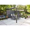 Schwarze Pergola mit Essgruppe und Sichtschutz im Garten