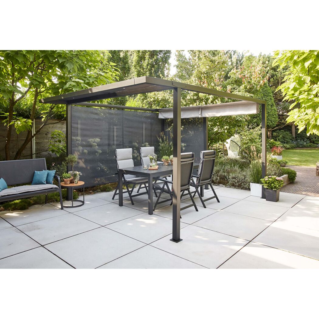 Schwarze Pergola mit Essgruppe und Sichtschutz im Garten