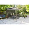 Schwarze Pergola mit Essgruppe auf gefliester Terrasse