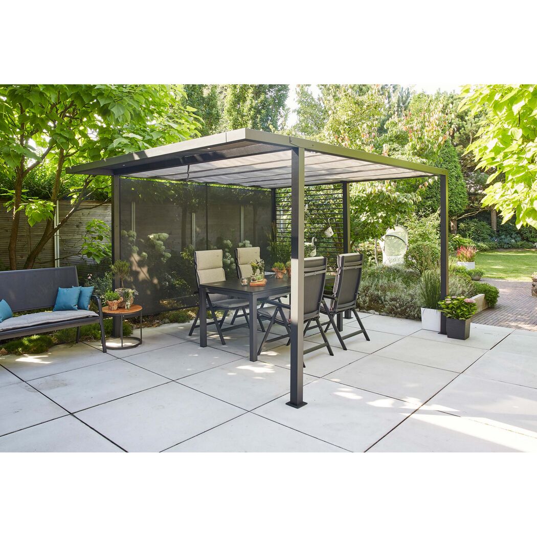 Schwarze Pergola mit Essgruppe auf gefliester Terrasse