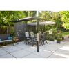 Schwarze Pergola mit Beschattung und Gartenmöbeln