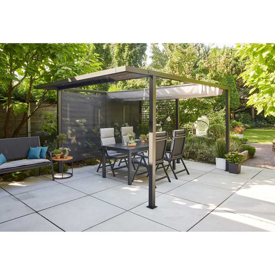 Schwarze Pergola mit Beschattung und Gartenmöbeln