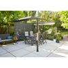 Schwarze Pergola mit Essgruppe und Sichtschutz
