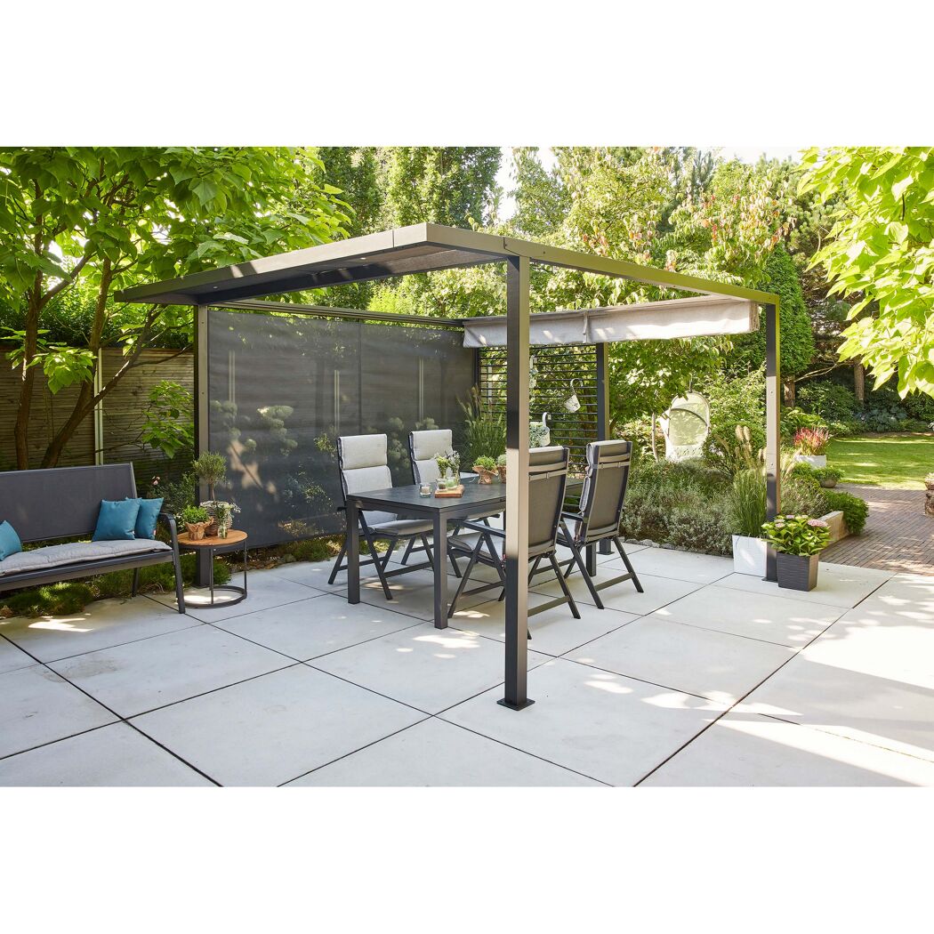 Schwarze Pergola mit Essgruppe und Sichtschutz