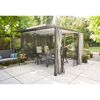 Pavillon mit Vorhängen und Gartenmöbeln auf Terrasse