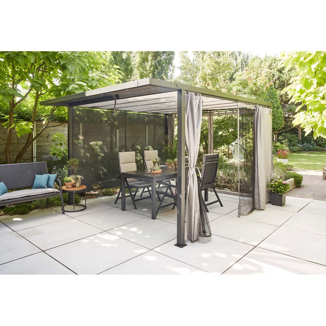 Pavillon mit Vorhängen und Gartenmöbeln auf Terrasse