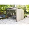 Schwarze Pergola mit beigen Vorhängen und Gartenmöbeln