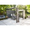 Schwarze Pergola mit Sonnenschutz und Vorhängen