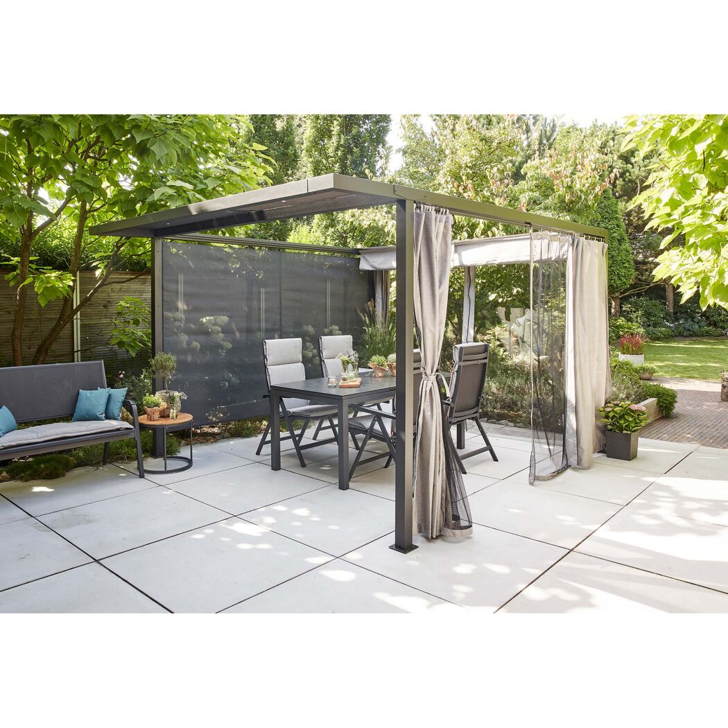 Schwarze Pergola mit Sonnenschutz und Vorhängen